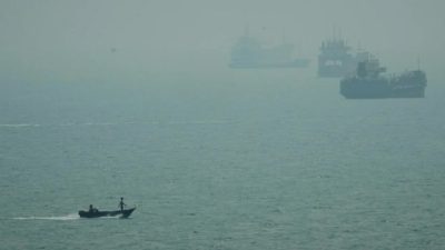 Kapal Kargo Iran Ditembak di Selat Hormuz, 1 Orang Tewas