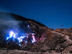 Fenomena Blue Fire Langka Muncul di Gunung Papandayan, PVMBG Beri Imbauan