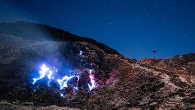 Fenomena Blue Fire Langka Muncul di Gunung Papandayan, PVMBG Beri Imbauan