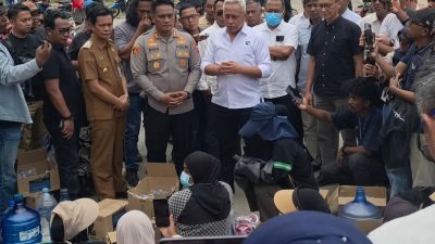 Batal Mengalir, Warga Sambau Dapat Pasokan Sementara 9 Tangki Air dari Polda Kepri dan ABH