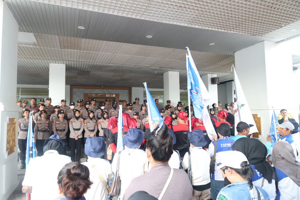 Buruh FSPMI Demo di DPRD Batam
