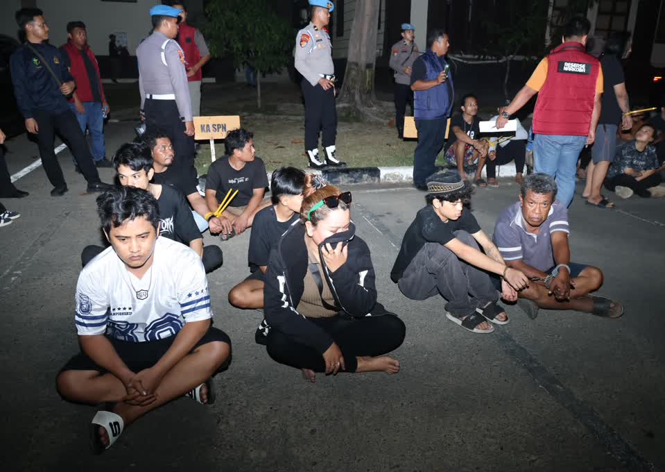 Bukit Senyum Digerebek