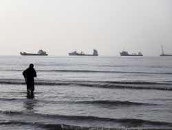 Iran Perluas Serangan di Hormuz untuk Jaga Harga Minyak Tetap Tinggi