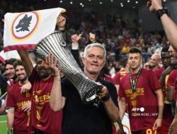 Ultras AS Roma Sambut Mourinho dengan Penghormatan Meski Timnya Tumbang Dramatis