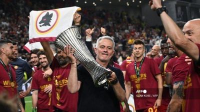 Ultras AS Roma Sambut Mourinho dengan Penghormatan Meski Timnya Tumbang Dramatis