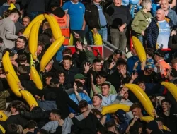 Mengapa Suporter Manchester City Mengibarkan Balon Pisang di Anfield