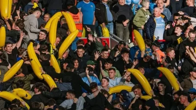 Mengapa Suporter Manchester City Mengibarkan Balon Pisang di Anfield