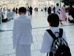 Putra Celine Evangelista Jalani Salat Jumat di Masjidil Haram setelah Pindah ke Madinah