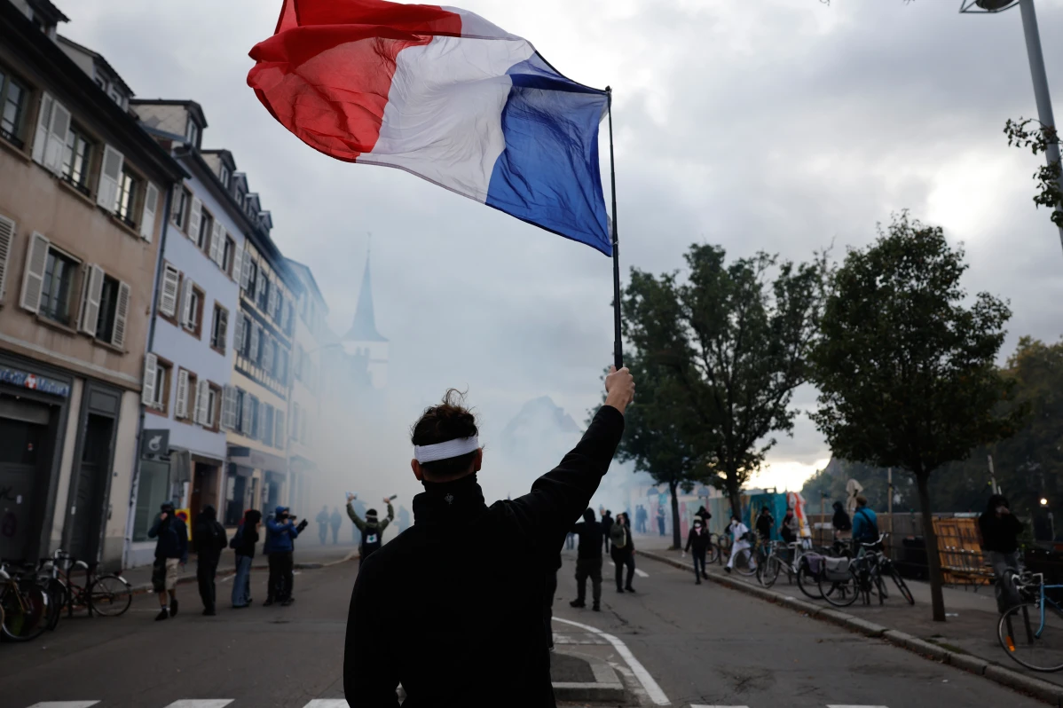 Protes Macron